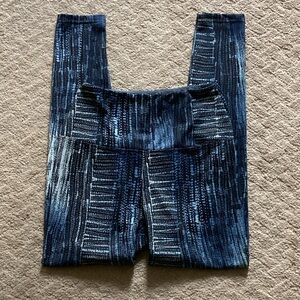 BLUE PATTERNED LEGGINGS Sz Med LIGHT COMPRESSION YOGA PANTS